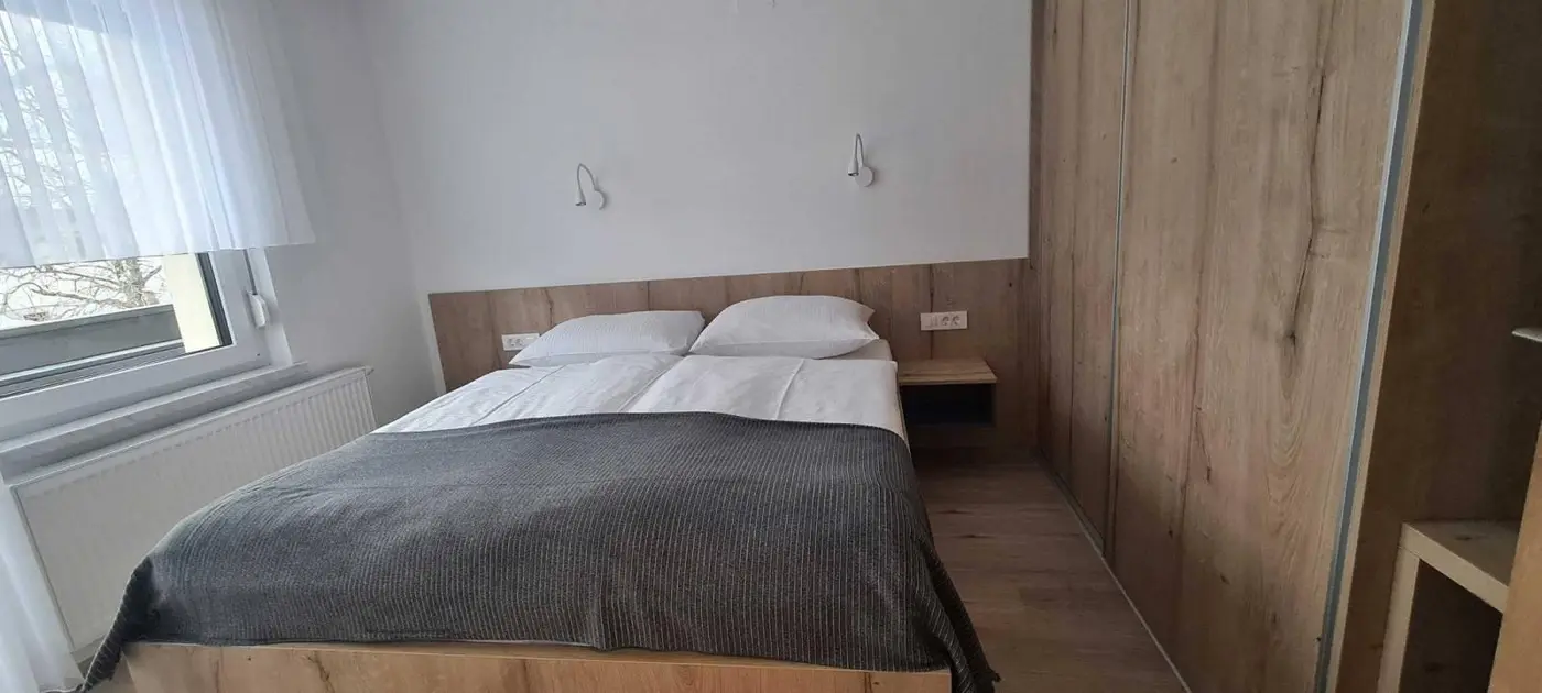 Spalnica z zakonsko posteljo
