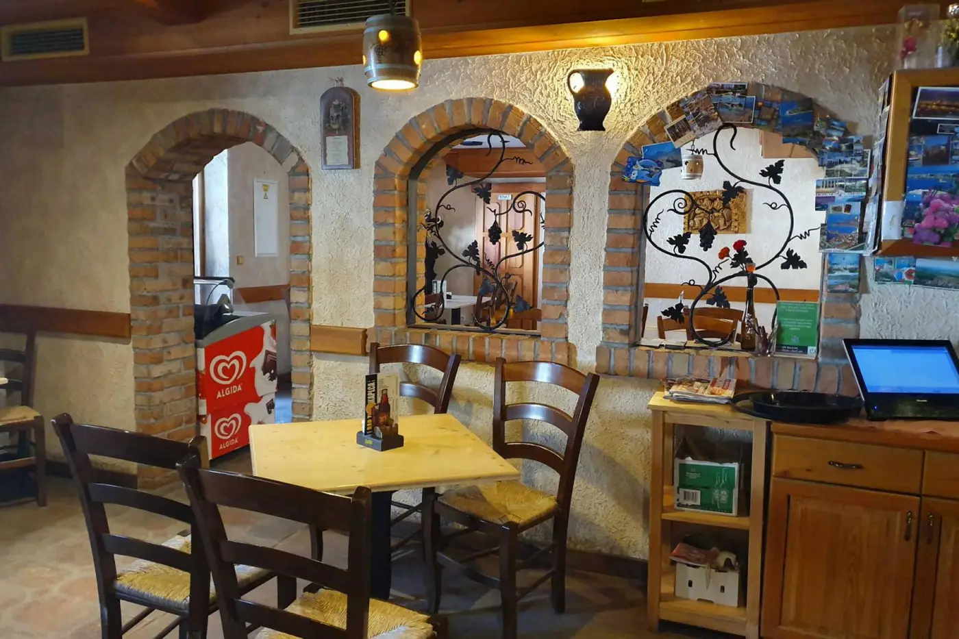 Kotiček z mizo in kovano ograjo
