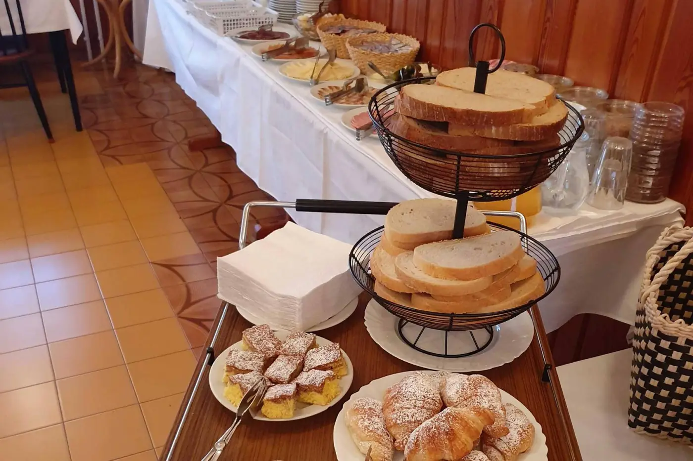 Samopostrežni zajtrk: kruh, rogljički in pecivo
