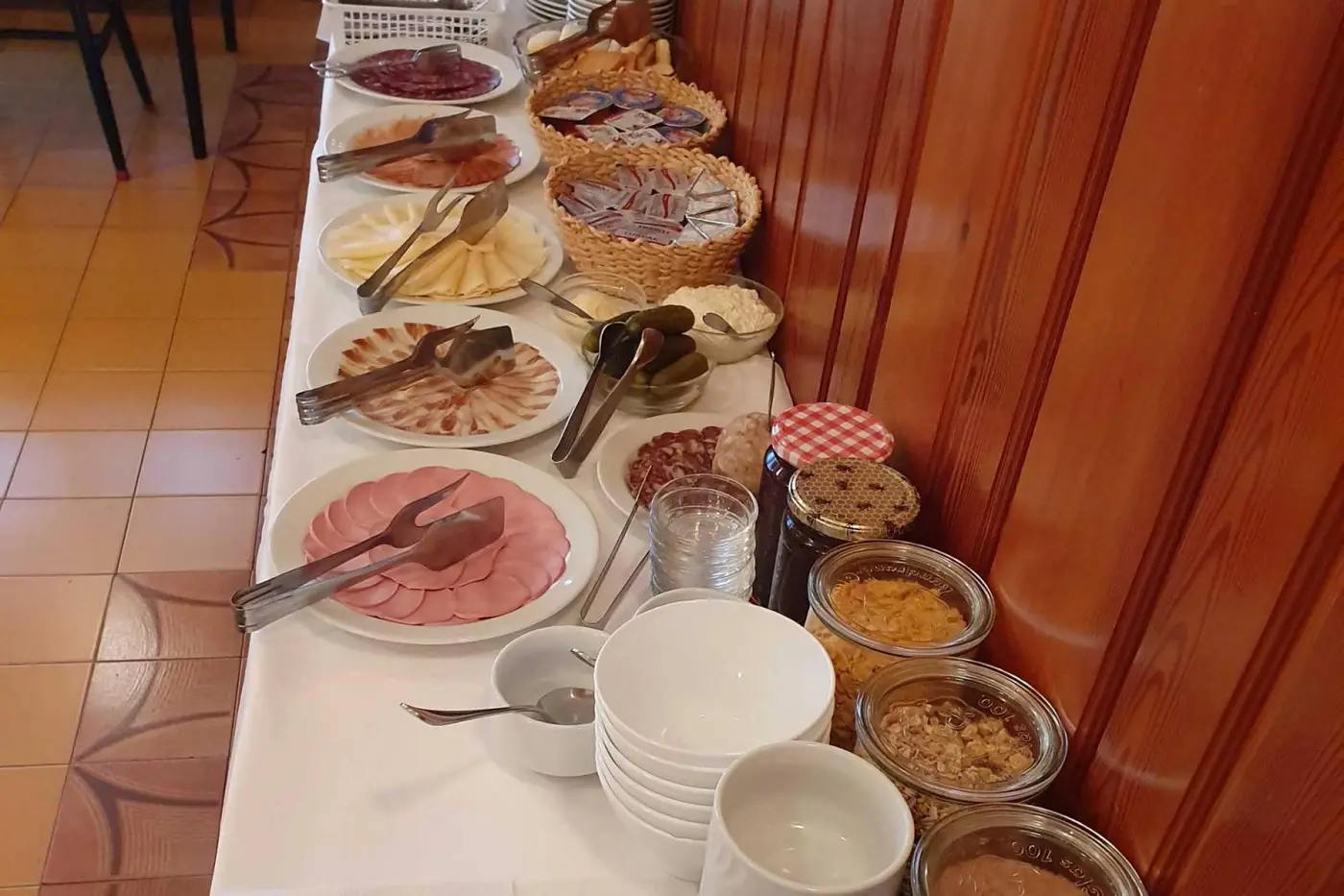 Samopostrežni zajtrk s siri, salamami in domačimi dobrotami
