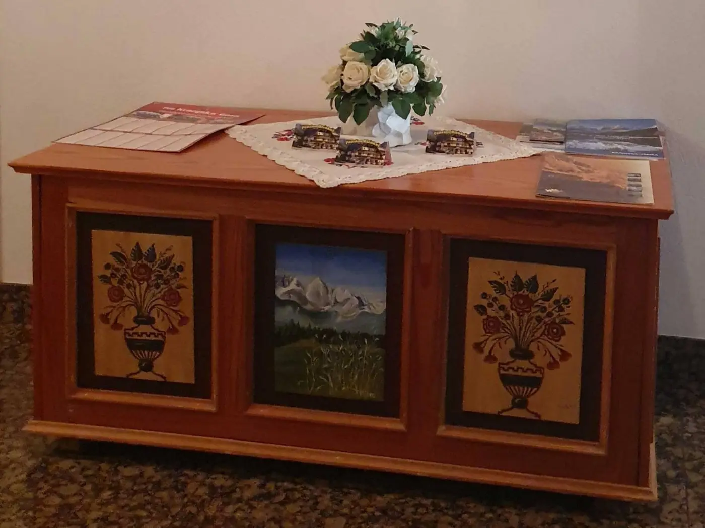 Poslikana skrinja v hiši