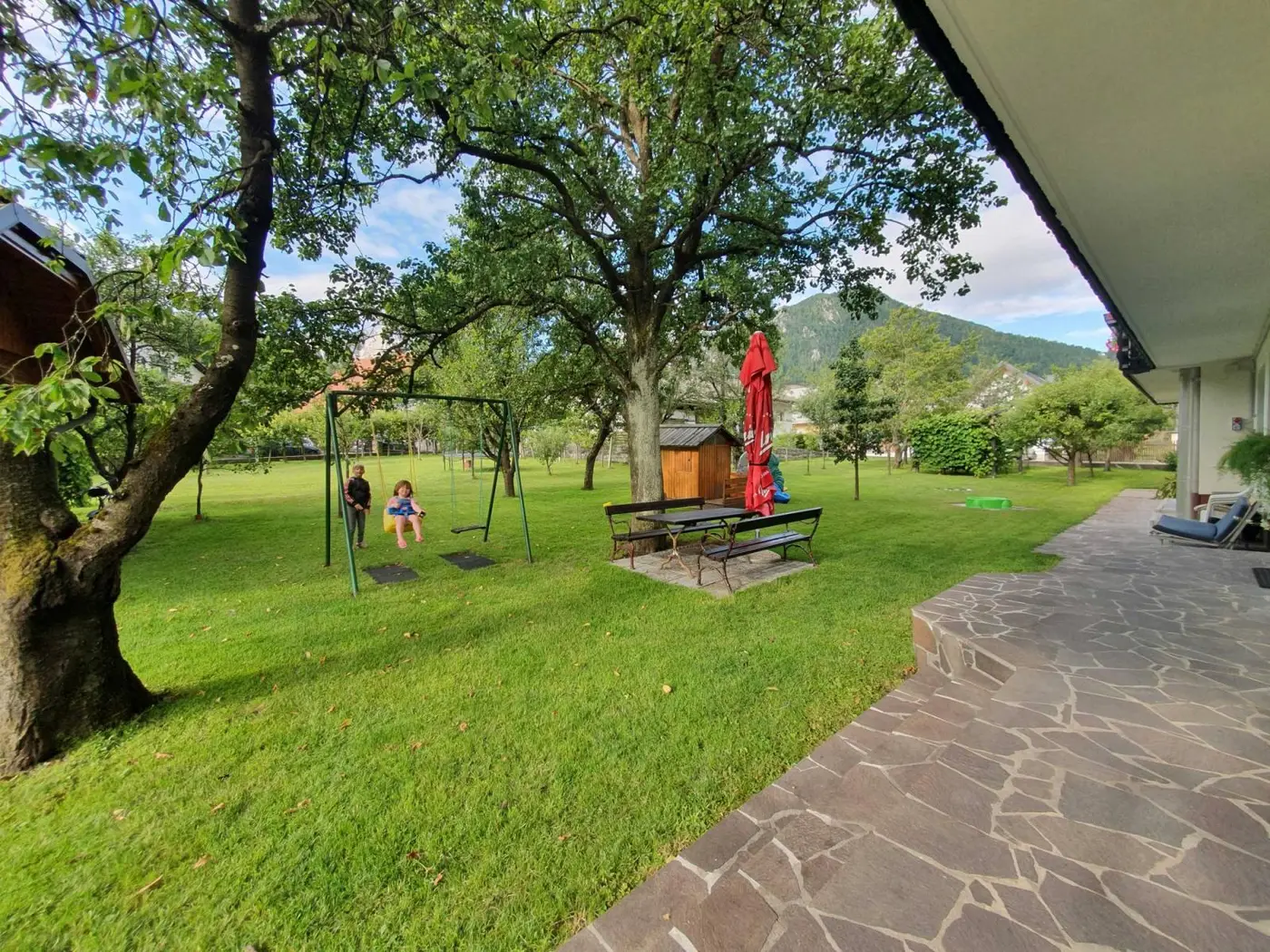 Vrt z otroškimi igrali