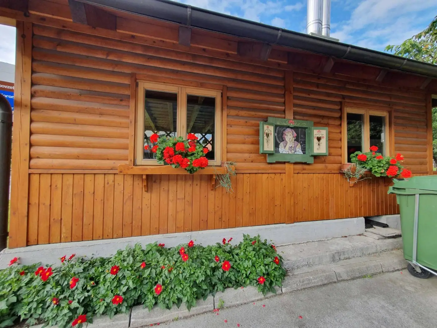 Lesena vrtna uta s pelargonijami