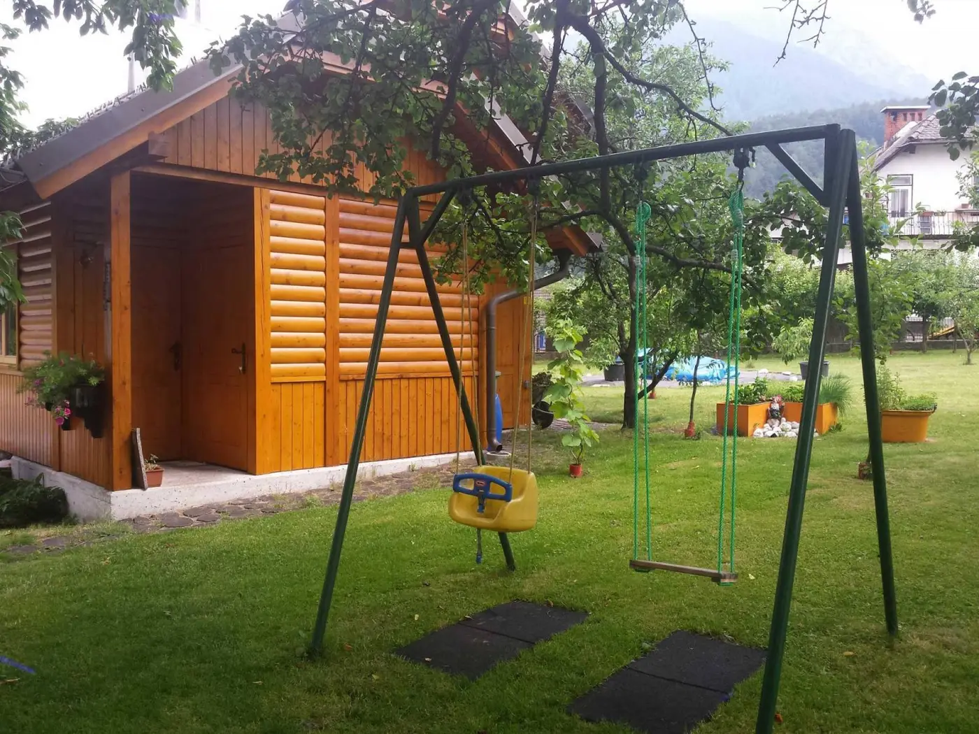 Gugalnica na vrtu