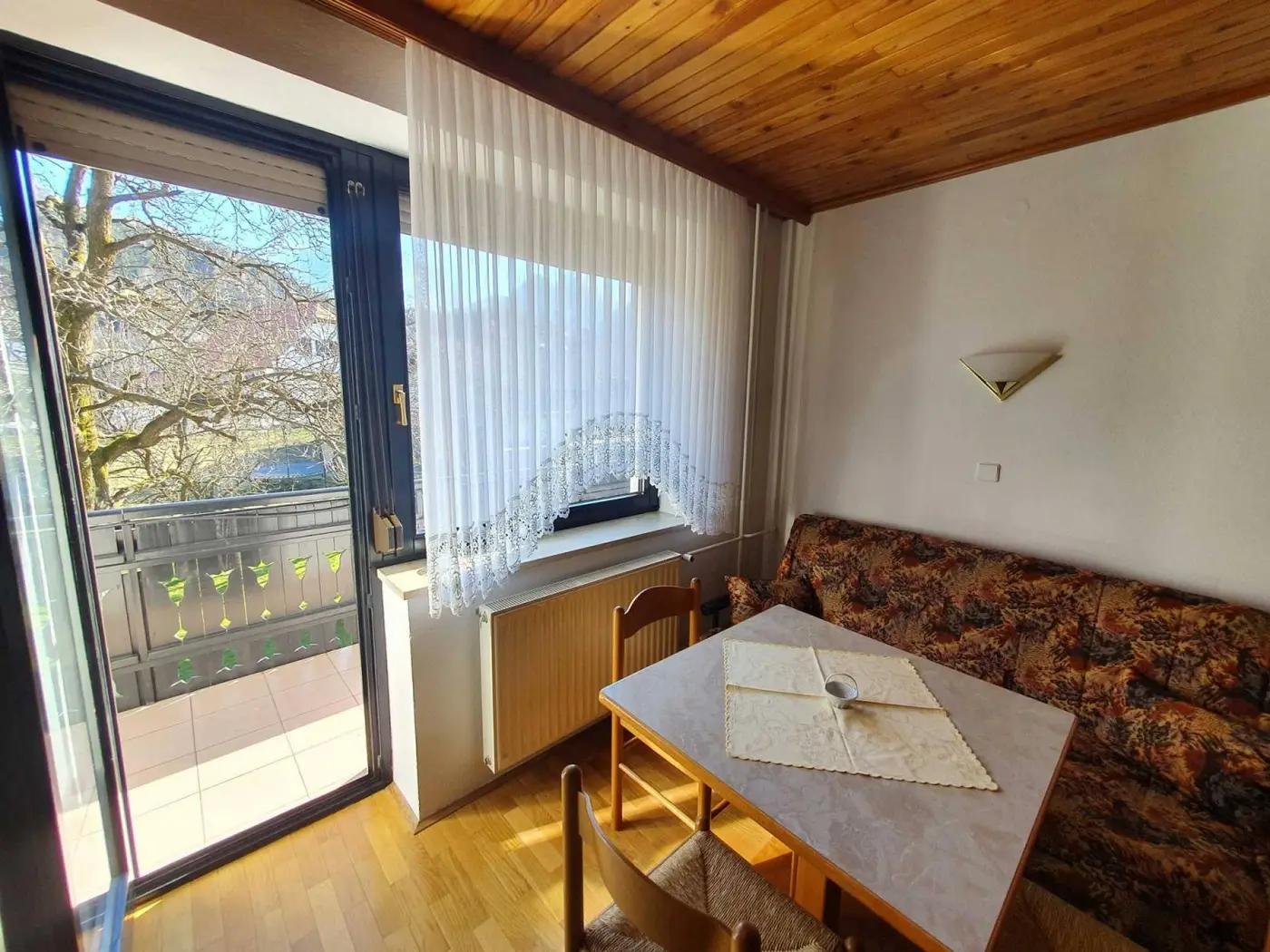 Jedilni kot ob vratih na balkon