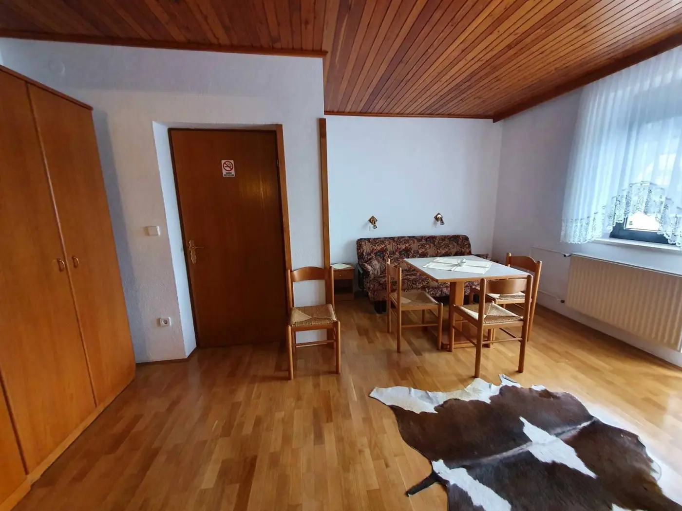 Dnevni del z jedilno mizo in kavčem