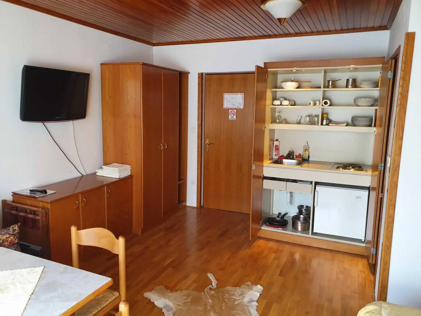 Soba s TV in kuhinjskim kotom